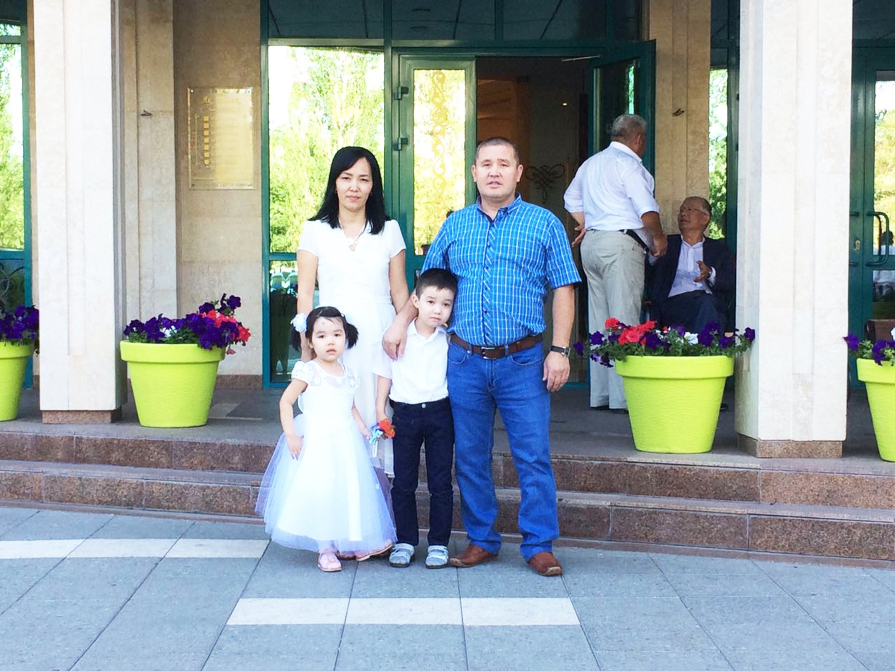 Үйде жас келіншек жатсынған