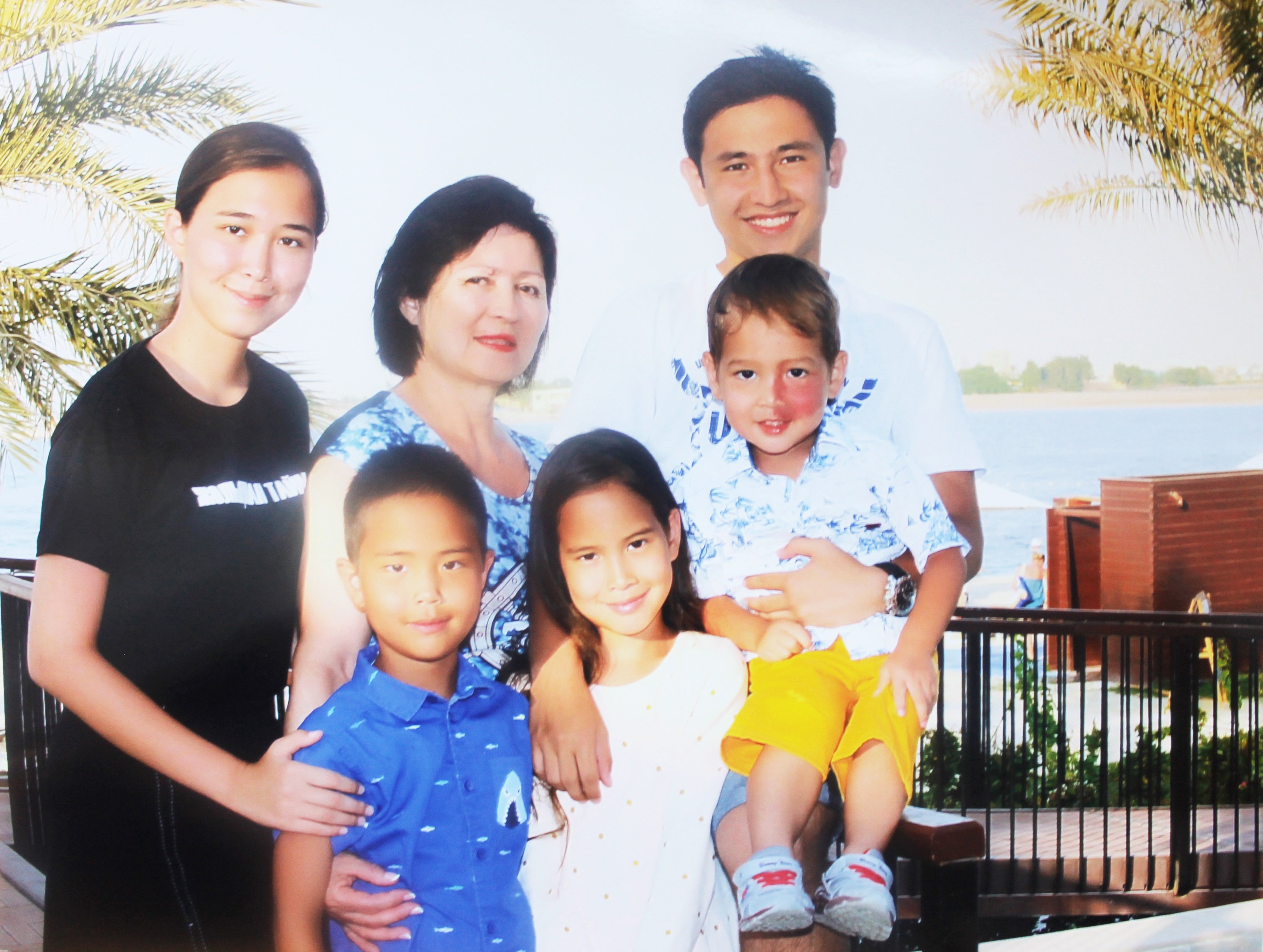 Ұйықтап жатқан апай порнографиялық сағат